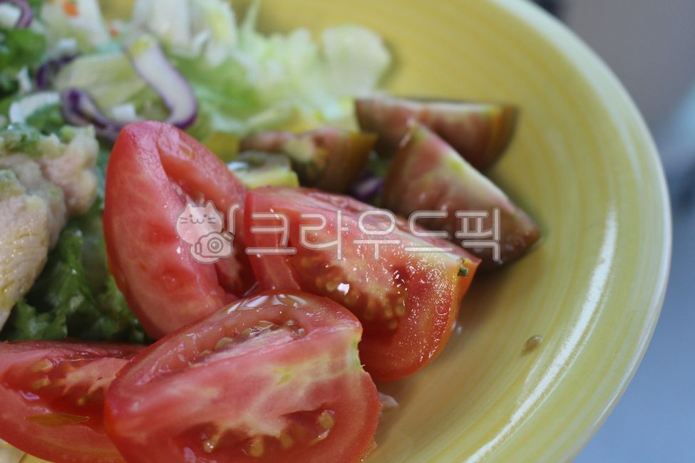 meal,salad,dish,healthy food,plate,tomato,Chicken breast salad,food