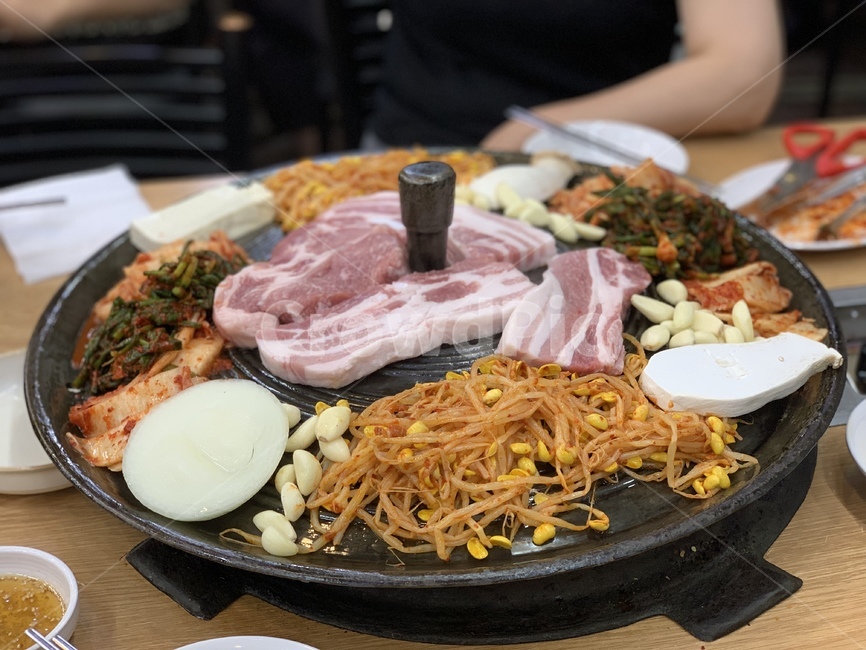 삼겹살,솥,뚜껑,솥뚜겅,식사,콩나물,김치,양파,마늘,아침,점심,저녁,두부,porkbelly,bacon,파김치,고기,목살,beansprouts,meat,garlic,bean,kimchi,porkneck,hungry,platter,플래터,dish,food,meal,식품