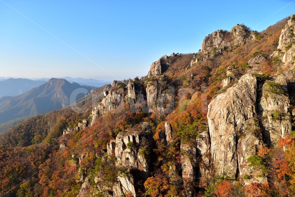 대둔산,가을,풍경,단풍,탐방,도립공원,빨간단풍,파란하늘,가을색,오색,울긋불긋,알록달록,그림같은,칼라풀,뷰티플,아름다운,힐링,감성,자연,정취,산세,명산,100대명산,nature,산,등산,트레킹,풍경사진,비경,경치,가을사진,가을색채,가을의정취,맑음,청명,가을날씨,경관,기암,암봉우리,mountain,금산,완주,논산,낙조대,낙조산장,마천대,케이블카,구름다리,삼선계단,가을,계절,fall,autumn,season,자연,풍경,nature,landscape,한국자연풍경,한국자연경관,korea nature landscape,outdoors,옥외,cliff,낭떠러지
