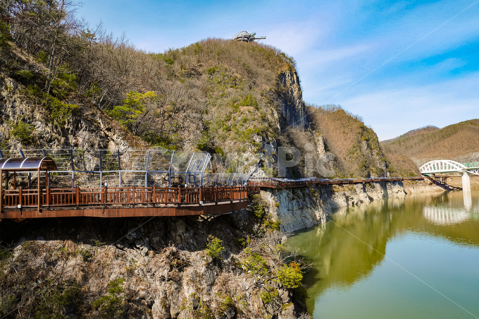 다리,푸른하늘,자연,배경,한국자연풍경,풍경,nature,나무,산,tree,mountain,sky,outdoors,bridge,옥외,river,낭떠러지,cliff,곶,강