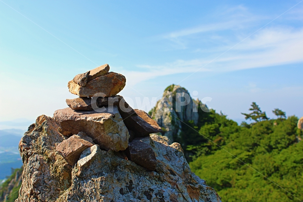 아웃포커싱,돌탑,산,하늘,바위,나무,녹색,mountains,stones,trees,green,sky,blue,자연,풍경,nature,landscape