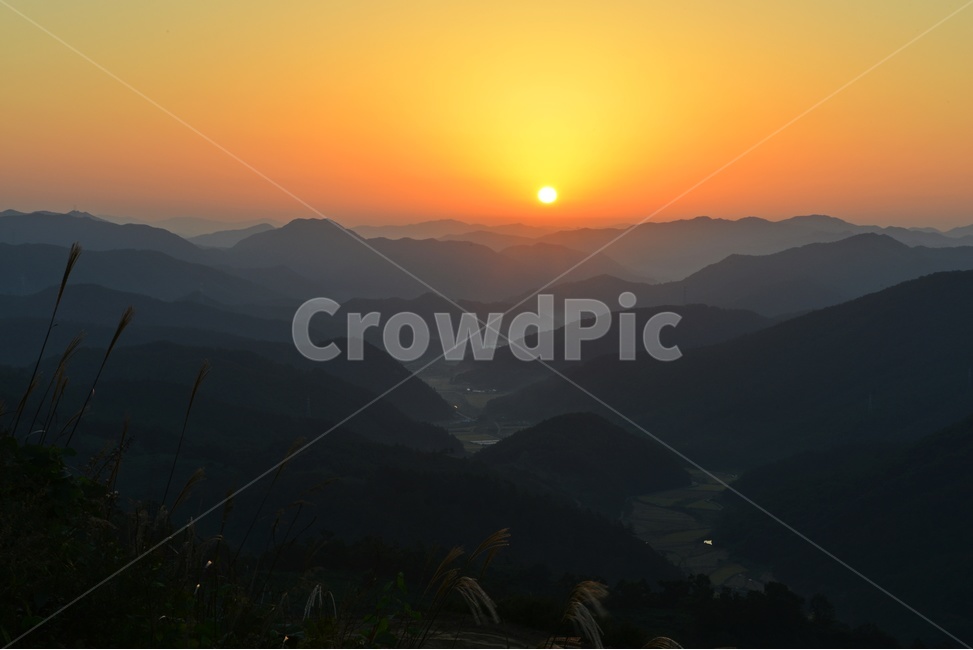 nature,자연,outdoors,옥외,mountain,산,mountainrange,산맥,영암,서광목장,영암풍력발전단지,서광목장일출,여명,아침,일출,해돋이,산골짜기