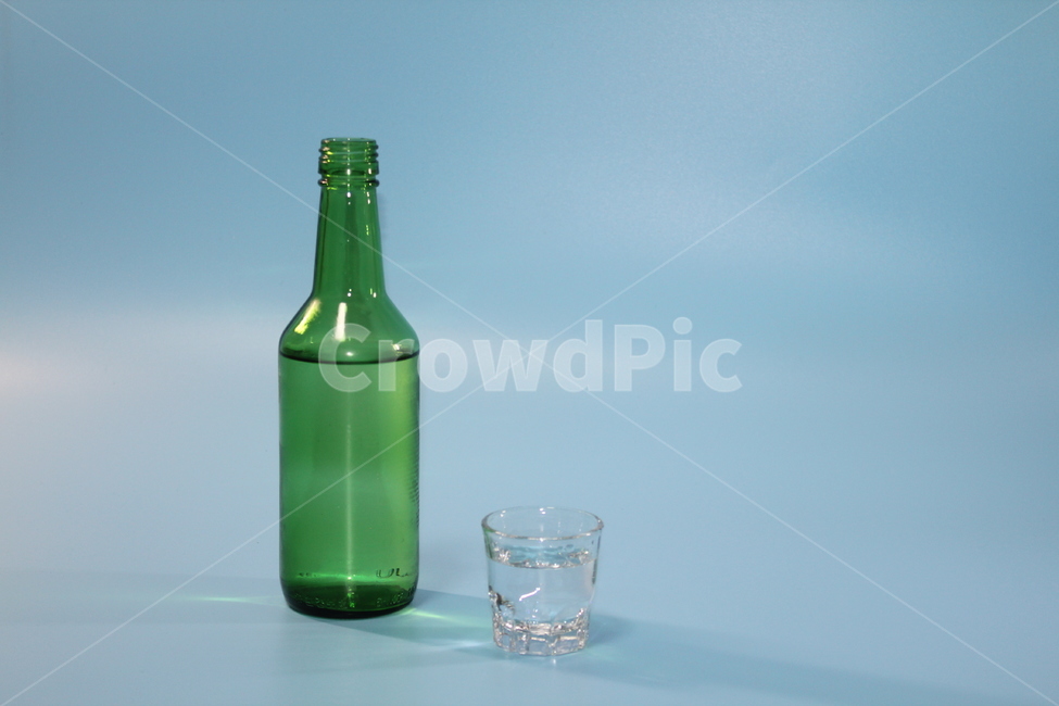 소주,술,소주병,술잔,소주잔,알콜,음주,술,주류,alcohol,사물,물건,오브젝트,thing,object,matter,연출,컨셉,콘셉,direction,concept