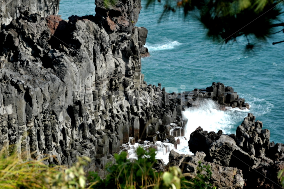제주,주상절리,파도,절벽,제주주상절리,자연,풍경,nature,landscape,한국자연풍경,한국자연경관,korea nature landscape,제주도,jeju,jeju island,outdoors,옥외,cliff,낭떠러지,rock,록,promontory,곶,sea,바다,ocean,대양,water,물