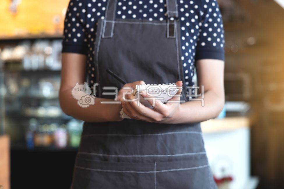 클로즈업,앞치마,커피숍,주문,레스토랑,여자,여성,소녀,점심,손님,고객,게스트,메모,파트타임,풀타임,아르바이트,직원,서비스직,감정노동,알바,바텐더,서비스,판매,대접,펍,종업원,알바생,인턴,카페,주문하다,웨이터,직업,음료,메뉴,환영,받는,고객응대,접수,서있는,응대,계산대,쥐고있는,샾,커피,상점,카페테리아,바,일하는,실내의,베이커리,부엌,주방,컨셉,진,땡땡이