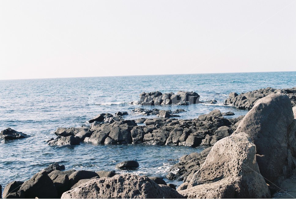 제주도,애월해변,해변,바다,풍경,배경,필름사진,필름카메라,film,filmpic,filmcamera,jejuisland,감성사진,자연,풍경,nature,landscape,한국자연풍경,한국자연경관,korea nature landscape,제주도,jeju,jeju island,promontory,곶
