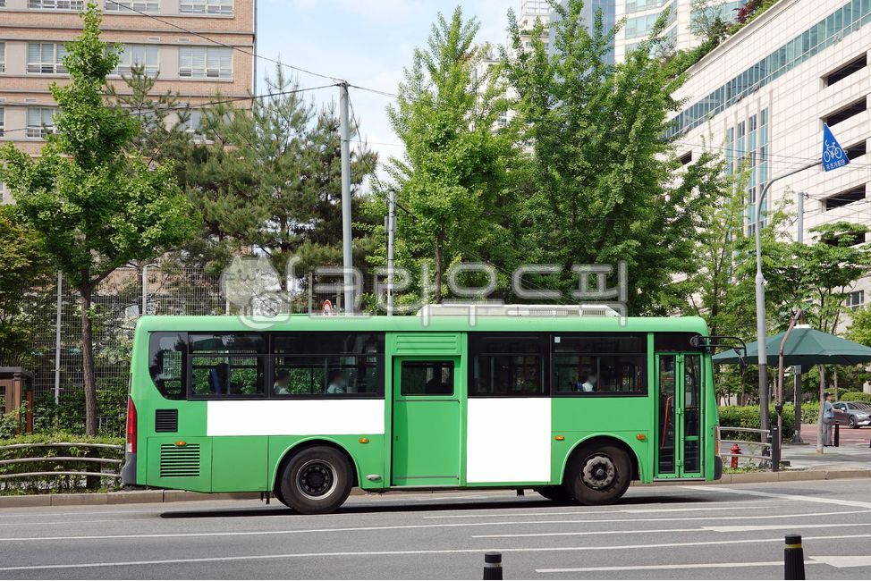 버스,버스광고,목업,목업이미지,광고,빌보드,차량광고,시내버스광고,옥외광고,패널,비즈니스,상업광고판,도시배경,배경,간판,상업광고,상업용,광고디자인,빈공간,시티,수송,거리,차,도로,건물,도시의,교통,건축물,도시,차량,bus,busadvertisement,mockup,mockupimage,advertisement,billboard,vehicleadvertisement,citybusadvertisement,outdooradvertisement,business,commercialbillboard,citybackground,background,signboard,commercialadvertisement,commercial,frame,advertisingdesign,emptyspace,city,transport,street,transportation,car,road,building,urban,traffic,architecture,town,vehicle