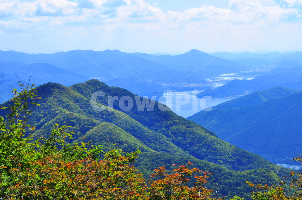 forest,bright,clouds,view map,mountain climbing,sunny day,cloud,mountain,top,Suburbs of Seoul,fall,Maple tree,Apartment complex,sight,season,ridge,at the top,sky,wide,clear,tree,mountain range,On the mountain,Distant view,environment,panorama,Scenery unde