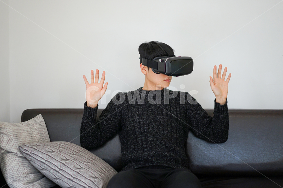 vr,vr기기,가상,남자,남성,증강현실,모션,기술,전자기기,사람,인물,인간,human,person,남성,남자,man,male,정보통신기술,전자기기,전자제품,it,information,technology,electronic equipment