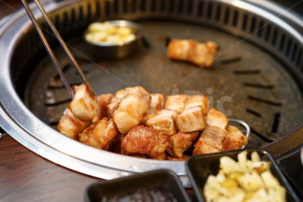 	식사,돼지고기,삼겹살,목살,고기,구이,소주안주,안주,먹방,꼬기,만남,술자리,술한잔,먹거리,푸드,불판,음식,식재료,요리,food,cook,meal,dishes,food reserves,육류,고기,meat,한식,한국음식,한국요리,korean food,korean dishes,korean meal,korean cook