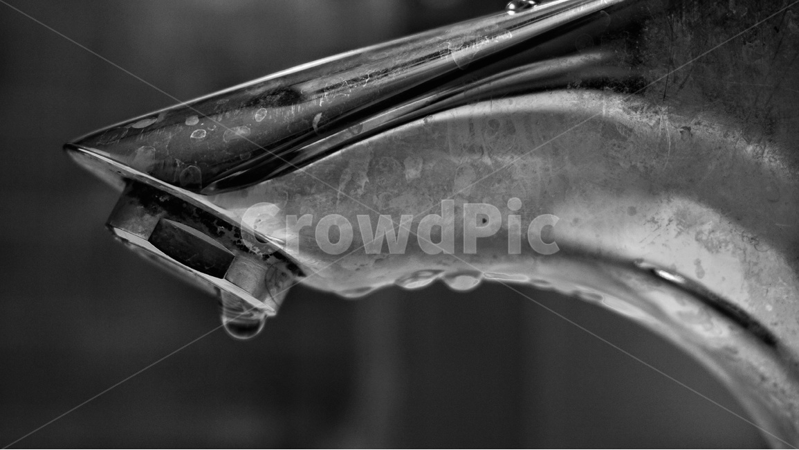 수도꼭지,화장실,물,물방울,세수,세면,faucet,tap,bathroom,water,흑백,쇠,흑백,모노톤,monochrome,black and white,사물,물건,오브젝트,thing,object,matter