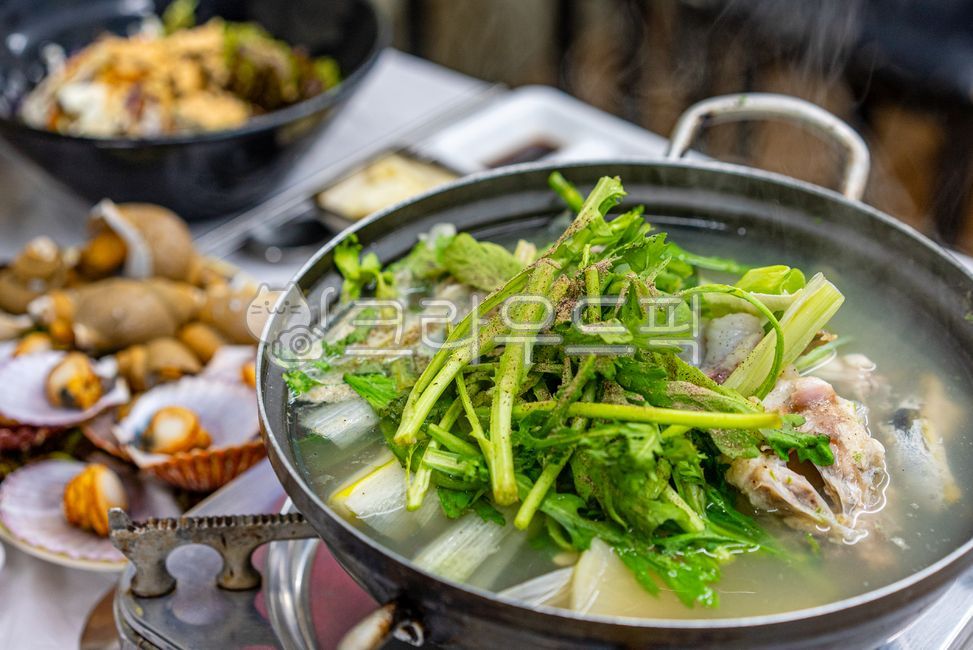 횟집,그릇,접시,수산물,먹거리,음식점,식장,식재료,해산물,해산물요리,해물,음식,술안주,자연산,매운탕,해물탕,탕,얼큰,한식,식사,국,찌개,지리탕,맑은국,생선탕