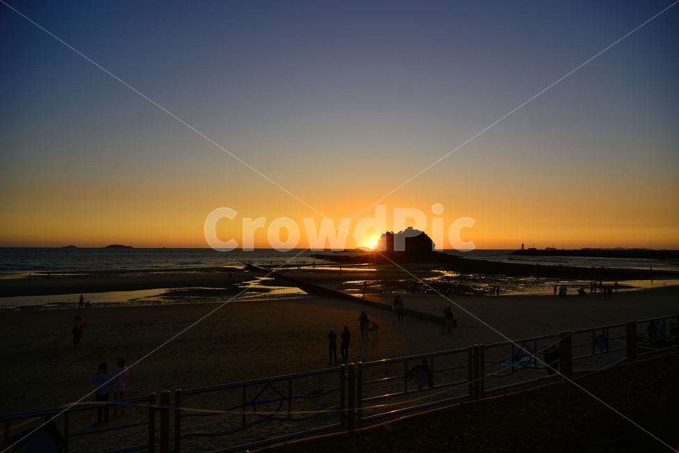 atmosphere,shadow,sunset sunlight,backlight,sunset light,hot,sun,Anmyeondo,Kkotji Beach,sight,Korean natural scenery,season,Emotion,nature,Taean,west sea,emotion,ocean,a flaming sunset,sunset,koreanaturelandscape,silhouette,late fall,autumn,landscape