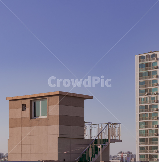 banister,handrail,난간,outdoors,옥외,옥상,건물,아파트,빌라