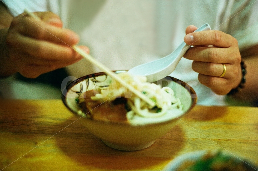 일본,소바,인물사진,오키나와,손,숟가락,젓가락,메밀소바,테이블,맛집,맛있는,요리,우동,음식,감성사진,필름사진,여행,행복한,japan,personal,okinawa,spoon,chopsticks,table,delicious,cook,sensitive,film,photo,travel,happy,사람,인물,인간,human,person,일식,일본음식,일본요리,Japanese food,Japanese dishes,Japanese meal,Japanese cook,감성,sensible,feeling
