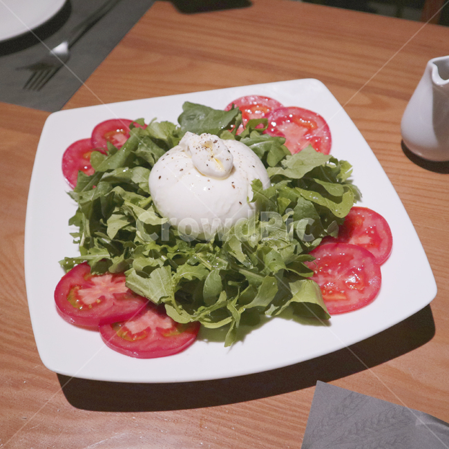 dish,요리,food,meal,식사,치즈,토마토,샐러드,부라타치즈,건강식,야채,채소