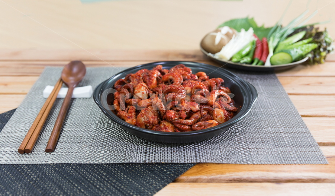 주꾸미,요리,다이어트,매운음식,식기류,건강식,조리법,그릇,테이블,식사,맛있다,먹다,별미,낙지,문어,맵다,짜다,준비,숟가락,식탁,붉다,해산물,바다요리,재료,배고프다,무침,볶음,식당,볶다,젓가락,매콤하다,양념,밥도둑,쌀,밥,야채,음식,식재료,요리,food,cook,meal,dishes,food reserves,한식,한국음식,한국요리,korean food,korean dishes,korean meal,korean cook
