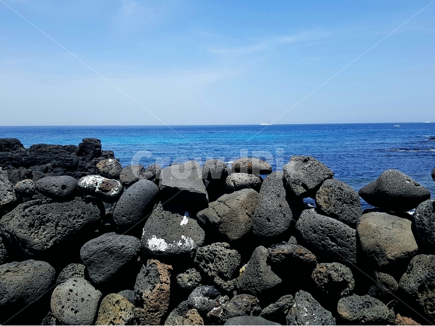 제주도,돌담,해변,바다,하늘,구름,길,돌길,방파제,돌,석회암,해변길,바닷길,물,바닷물,도로,파란색,검은색,수평선,제주도,jeju,jeju island,rubble,파편