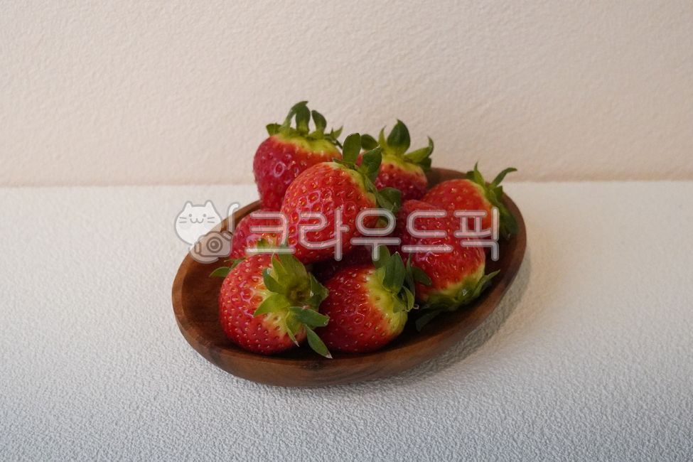 berry,winter fruit,red strawberry,fruit,strawberry,red fruit,Oval plate,food,strawberry bowl,transparent plate,transparent oval plate,fruit bowl