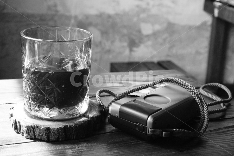컵,유리컵,필름카메라,아날로그,흑백,과거,나무받침,tea,coffee,wood,나무,커피,카페,coffee,cafe,흑백,모노톤,monochrome,black and white