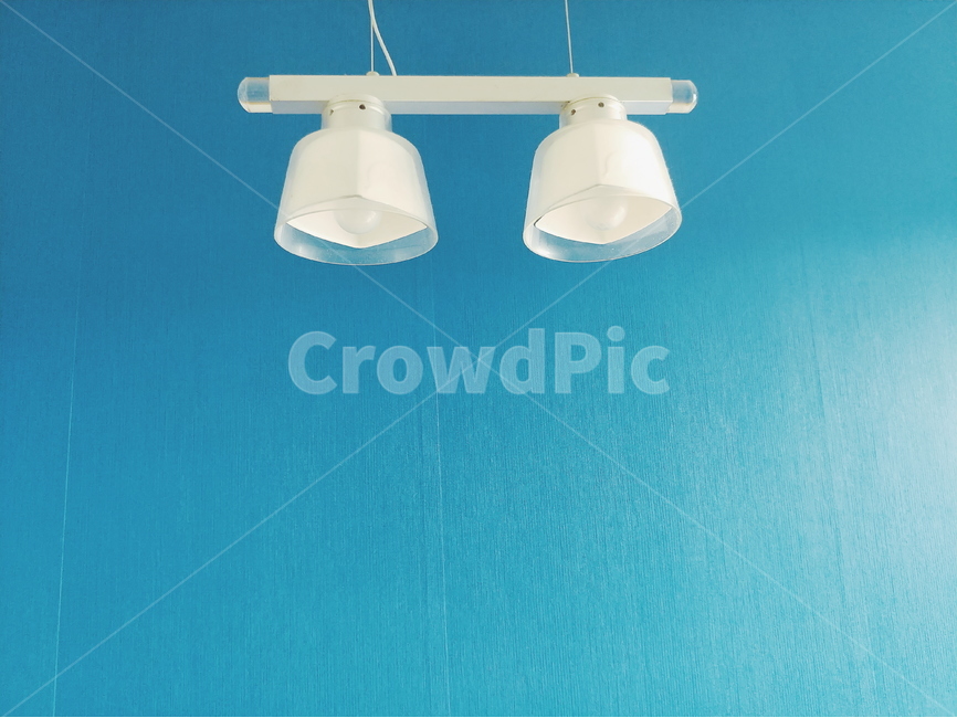 벽,wall,조명,light,파란색,blue,lamp,등,조명등,램프,장식물,감성,무드,인테리어,실내,실내디자인,심플,색깔,색상,색채,색감,color sense,color sensitivity,feeling of color,인테리어,실내디자인,interior design