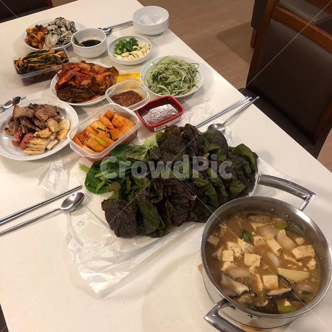 휴식,힐링,가족,밥,밥시간,음식,육류,된장찌개,고기,채소,상추