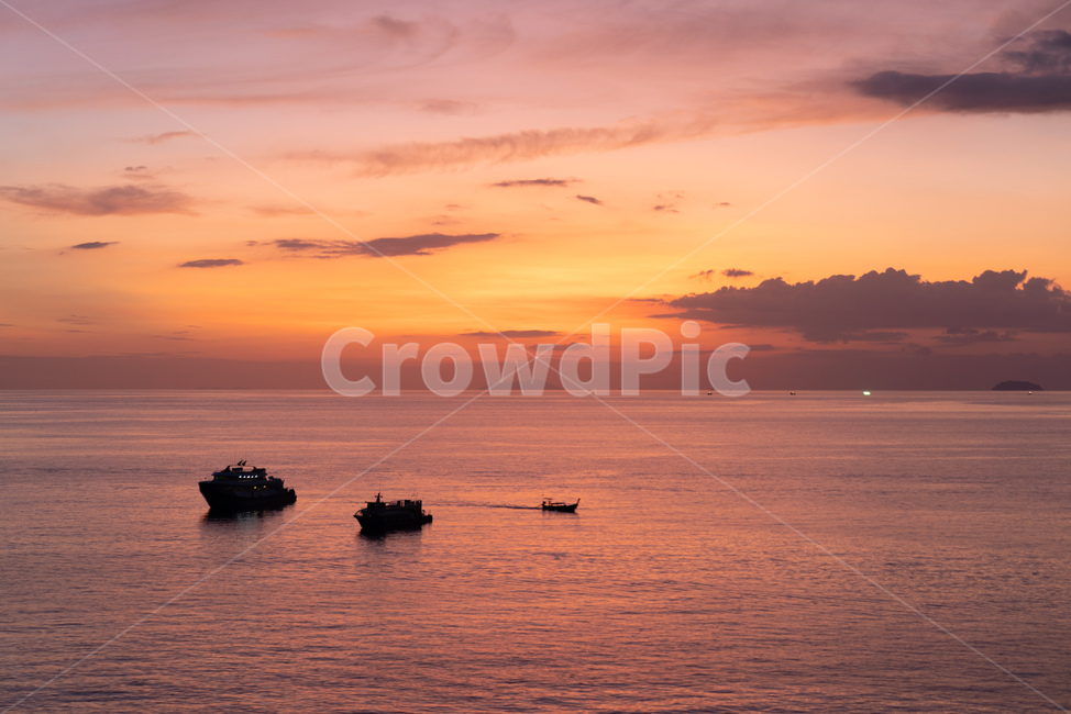노을,sunset,핑크,pink,하늘,sky,clouds,구름,해질녘,그라데이션,바다,배,ship,boat,sea,자연,풍경,nature,landscape,vehicle,차량,transportation,교통,보트,outdoors,옥외,red sky,붉은 하늘,일몰,dusk,황혼,dawn,새벽