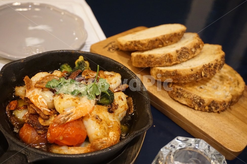 음식,감바스,새우,와인,빵,음식,식재료,요리,food,cook,meal,dishes,food reserves,양식,서양음식,서양요리,western food,western dishes,western meal,western cook