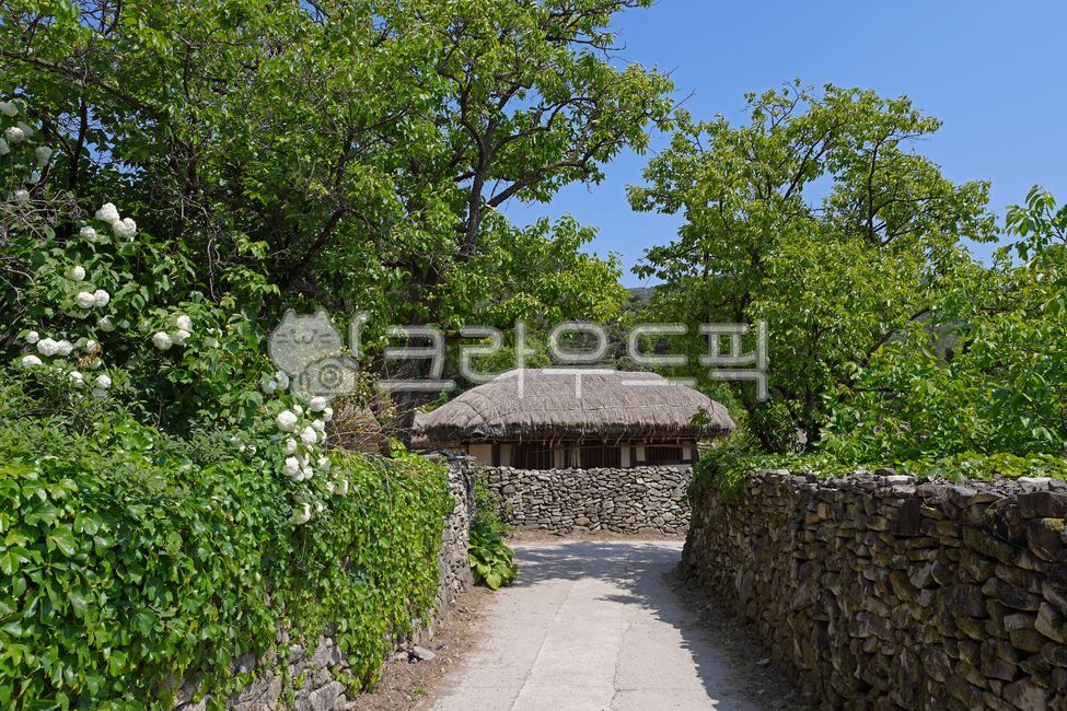 Yean Lee,Asan city,thatched house,Oeam Village,jipseongchon,Oeam Folk Village,traditional house,stone wall road