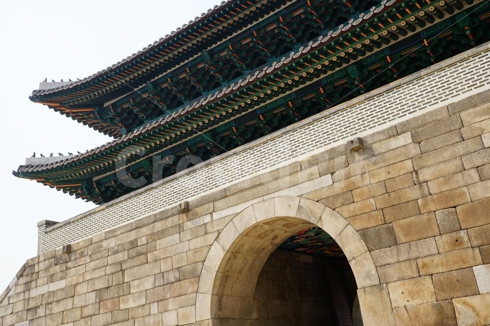 숭례문,남대문,성문,성곽,성벽,한옥,기와,지붕,건축,건물,조선,한국,서울,문화재,역사,도시,korea,seoul,풍경,landscape,전통,조선시대,대한민국,histioy,방어,전쟁,전투,용마루,추녀마루,내림마루,잡상,와제,10신상,캐슬,castle,고성,단청,한양도성,한국적인,랜드마크,landmark,tourist attraction,한국전통,한국문화,korean traditional,korean culture