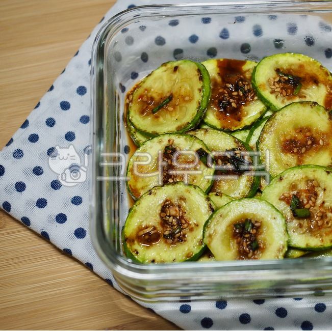 호박,애호박,호박구이,애호박구이,반찬,한국음식,아시아음식,배경,웰빙,채소,채소음식,간장양념,녹색,유리용기,음식,요리,간장,pumpkin,grilledpumpkin,sidedish,koreanfood,asianfood,background,wellbeing,vegetable,soysauce,green,glasscontainer,food,cooking