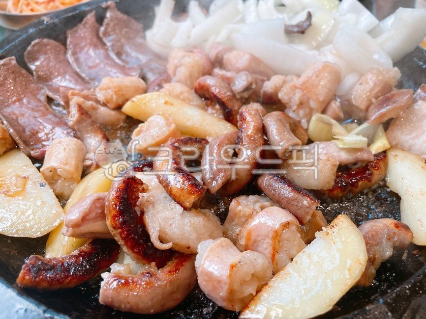 stone tablet,Grilled beef,small parts,beef tripe,onion,Somakchang,beef,cow,Grilled on a stone plate,Grilled Daechang,small appendage,potato,Somodeum,ingredients,Grilled Potatoes,cooking,heartache,guts,Grilled Soyeomtong,Grilled Makchang,Sui,cook,accessori