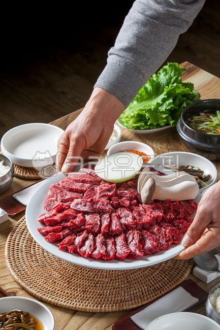 table setting,Rattan,onion,Korean beef sashimi,Assorted raw meat,raw meat,beef,plate,cow,Lettuce,Six sashimi,Cow Korean beef,Hanjeongsik,bamboo stand,rattan support,plate holder,mushroom,Korean cuisine,restaurant,Domestic Korean beef,Korean beef,food,cow 