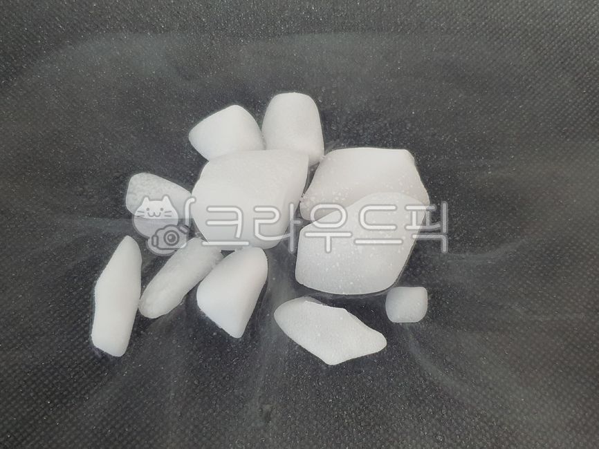 dryice,solid,dry ice,white object,dry ice smoke