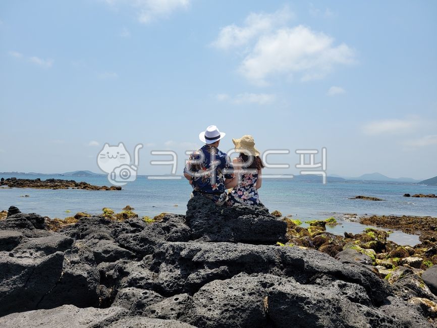 커플,뒷모습,커플뒷모습,바다,커플룩,앉아있는,손잡은,시밀러룩,자연,nature,sea,물,water,옥외,outdoors,바위,rock,사람,person,남자,여자,부부,연인,모자,hat,태양모자,sunhat,밀짚모자,의류,clothing,돌,감성,사랑,제주도,우도,couple,여자뒷모습,남자뒷모습