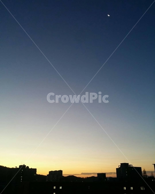 달,일출,해,밤,새벽,아침,하늘,건물,주황,파랑,검정,sun,moon,산,야경,밤,풍경,nightscape,night,landscape,도시,city,실루엣,그림자,silhouette,shadow,nature,자연,outdoors,옥외