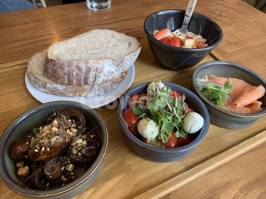 브런치,밥상,빵과요거트,토마토샐러드,연어샐러드,음식,식재료,요리,food,cook,meal,dishes,food reserves,아침식사,조식,브런치,breakfast,brunch