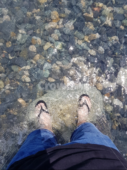 맑은물,바다,물,자갈,돌,슬리퍼,다리,바지