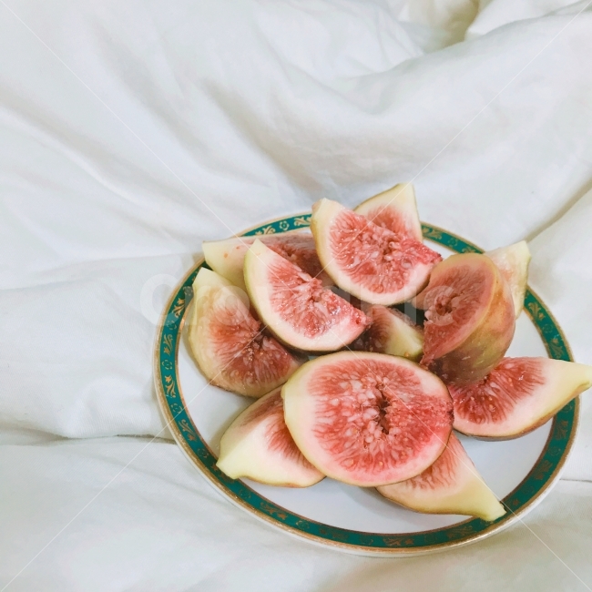 무화과,과일,음식,이불,침구,감성,디저트,접시,색감,색채,하얀,화이트,음식,식재료,요리,food,cook,meal,dishes,food reserves,과일,열매,fruit
