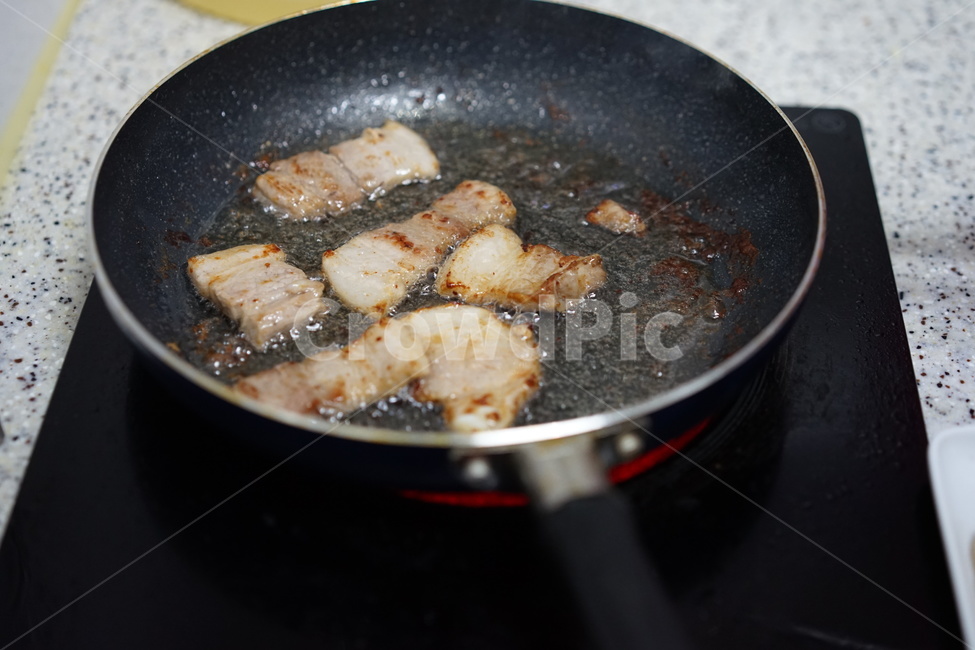 주방,후라이팬,삼겹살,돼지고기,돼지기름,고기,육류,요리,음식,주방,키친,부엌,주방용품,요리도구,kitchen,kitchenware,cookroom,cookingutensil,음식,식재료,요리,food,cook,meal,dishes,food reserves,육류,고기,meat