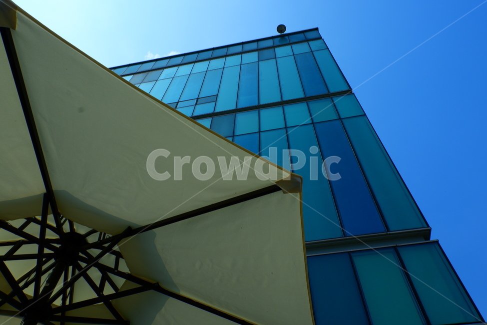 파라솔,하늘,유리창,건물,블루,건축물,건물외관,exterior,building,structure,architecture,construction