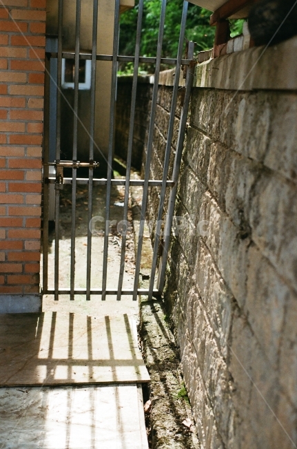 문,창살,쇠창살,구석,뒷뜰,필름,뒷문,통로,골목길,alley