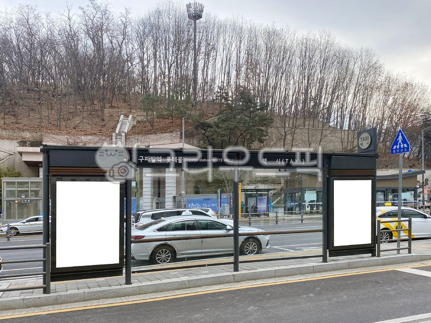 버스정류장,정류장,광고판,승차장,목업,목업이미지,사각형,스크린,옥외광고판,광고,빌보드,비즈니스,비지니스,빈공간,상업광고판,도시,옥외,배경,바탕,백그라운드,상업광고,빌딩,건축물,stop,busstop,mockup,mockupimage,square,screen,advertisement,billboard,business,emptyspace,commercialbillboard,city,outdoors,background,commercialadvertisement,building
