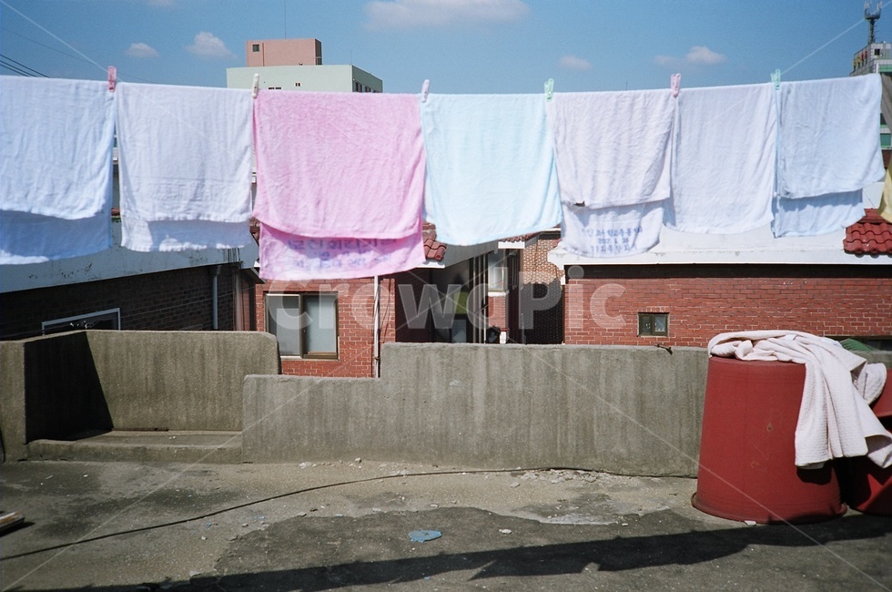 빨래,수건,옥상,건물,빨랫줄,오래된,낡은,말리다,건조,dry,towel,laundry,wash,빨래집게,고무통,뜨거운