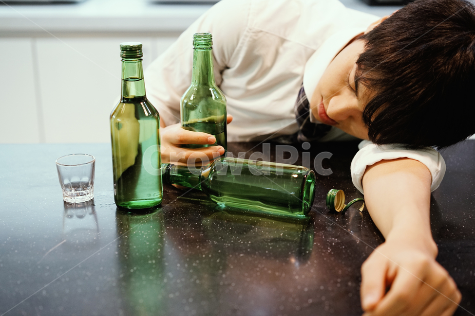소주,알콜,음주,과음,숙취,술,술병,남성,남자,취객,회식,사람,인물,인간,human,person,남성,남자,man,male,술,주류,alcohol