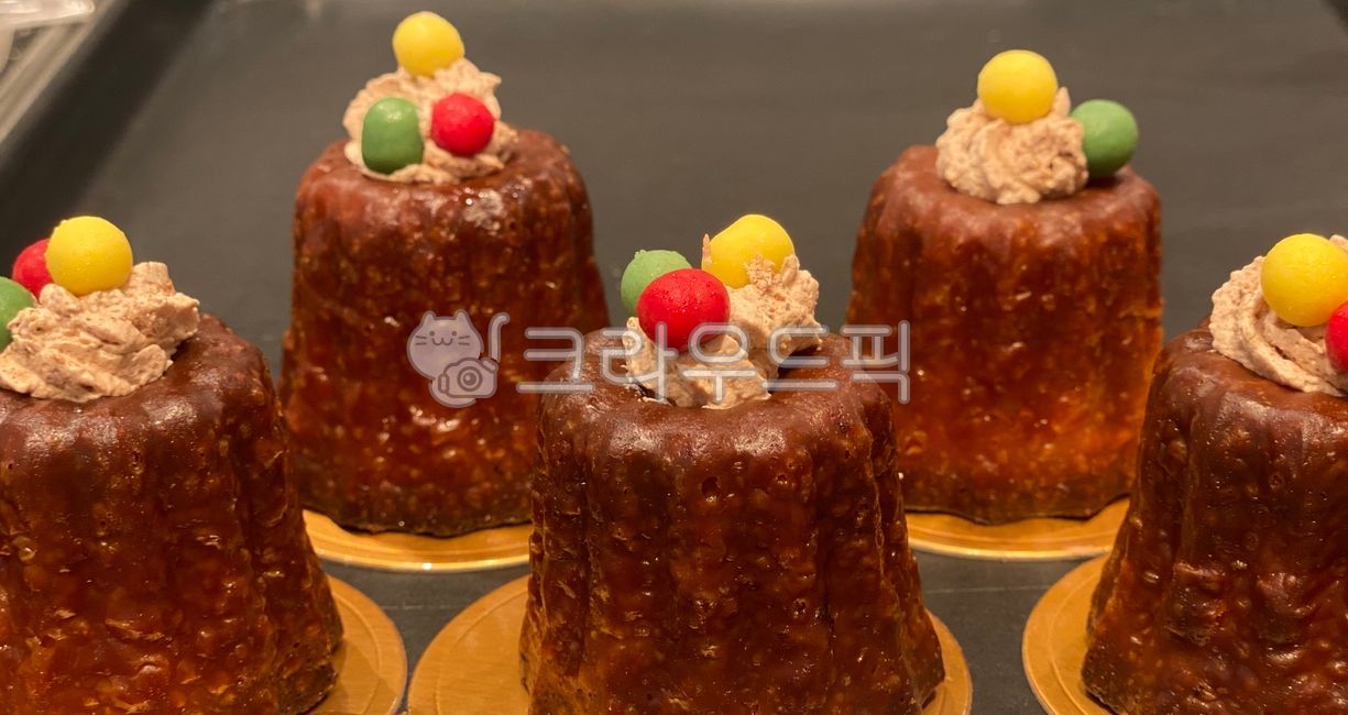dessert,bakery,snack,canel,French traditional snacks,food,colorful
