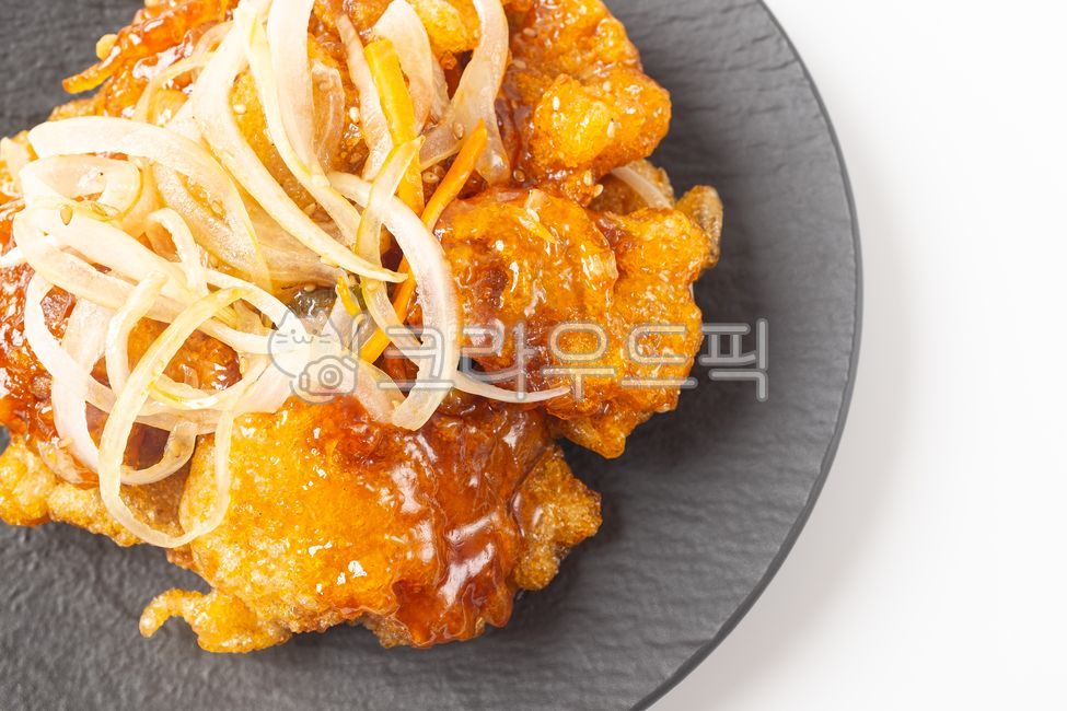 꿔바로우,중식,탕수육,튀김돼지고기,식초소스,바삭한고기,아시아요리,양파소스,튀김요리,전통음식,블랙접시,정통맛,중국요리,달콤새콤,고기요리