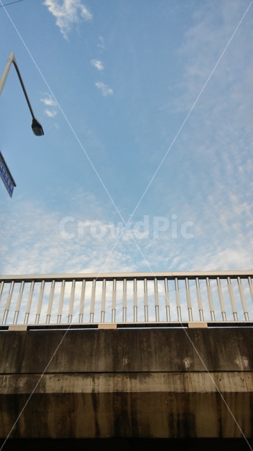 하늘,길,다리,가로등,구름,블루,건축물,건물외관,exterior,building,structure,architecture,construction