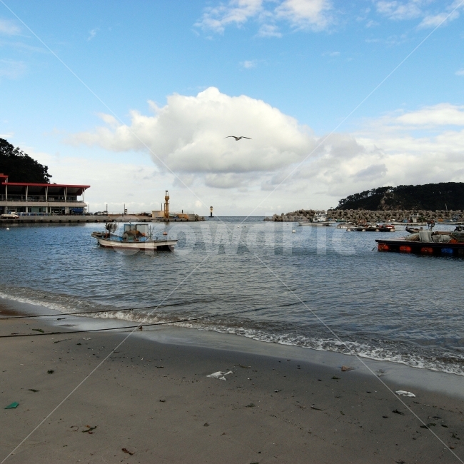 해변,해수욕장,갈매기,등대,포구,항구,모래,울산,일산해수욕장,바닷가,구름,산업,industry,industrial,어업,fishery,fishing industry,교통,교통수단,traffic,transportation,vehicle,차량,watercraft,선박