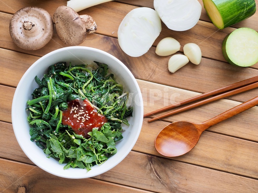 비빔밥,나물,나물비빔밥,야채비빔밥,채소비빔밥,한국음식,야채,채소,봄나물,고추장,숟가락,버섯,양파,호박,마늘,파,식품,한식,한국문화,음식,한국,배경,음식문화,웰빙,문화,아시아,아시아음식,전통,젓가락,음식,식재료,요리,food,cook,meal,dishes,food reserves,채소,야채,vegetables,한식,한국음식,한국요리,korean food,korean dishes,korean meal,korean cook
